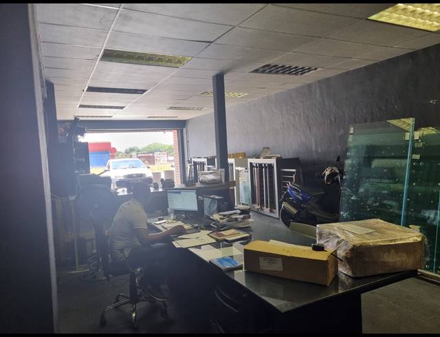 300M² WAREHOUSE TO LET IN VINTONIA